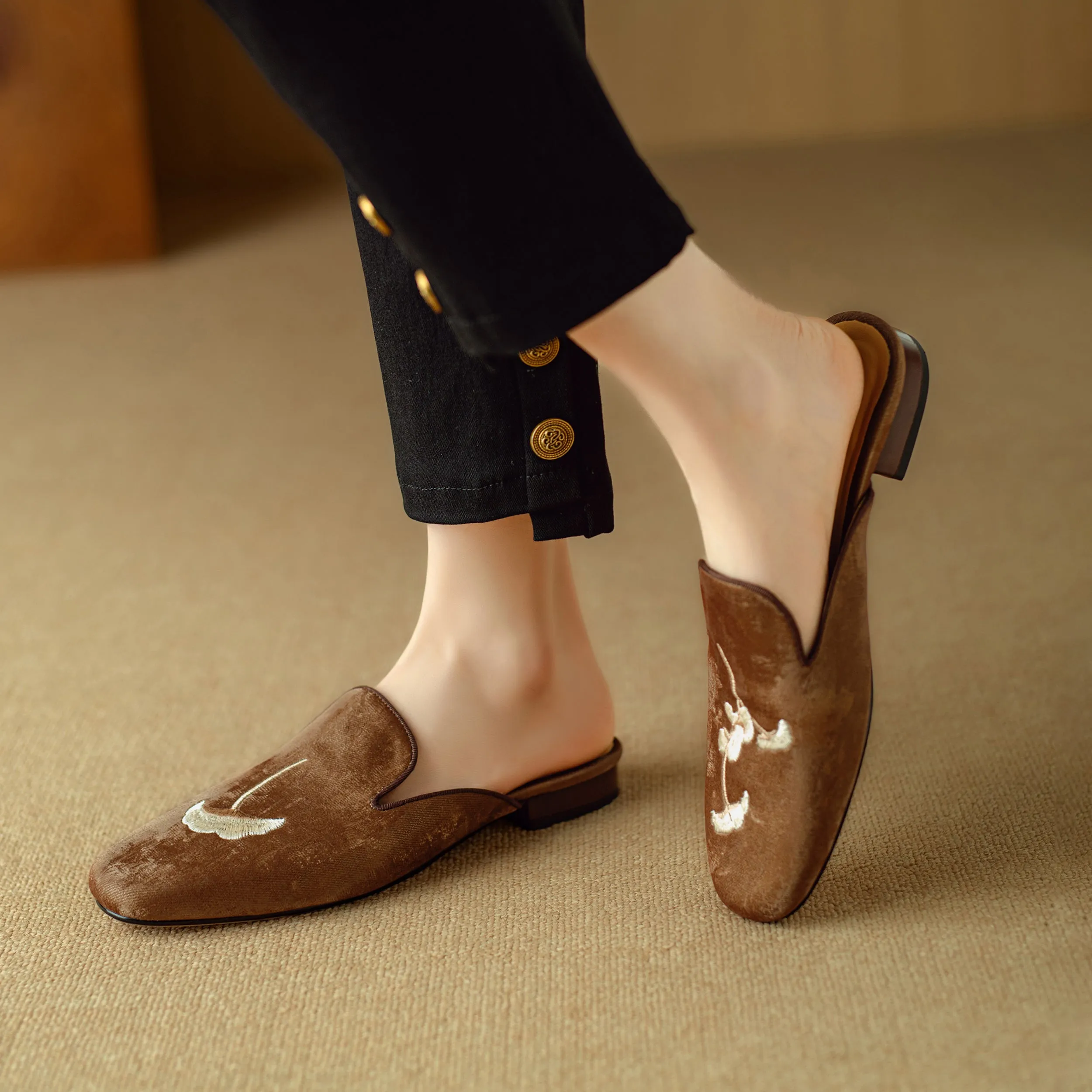 Flat Shoes Green With Hand Embroidered Leaf Velvet Mules
