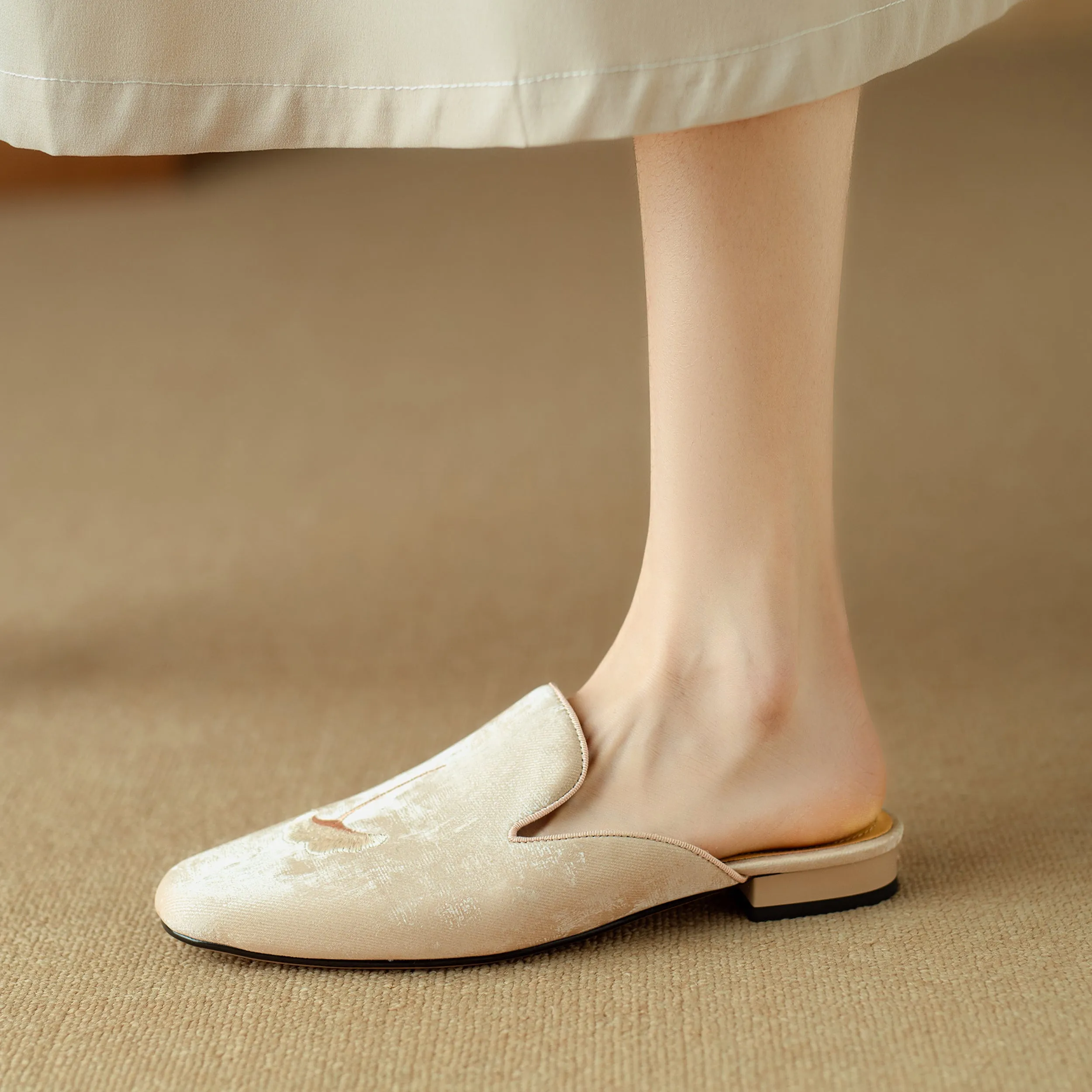 Flat Shoes Green With Hand Embroidered Leaf Velvet Mules