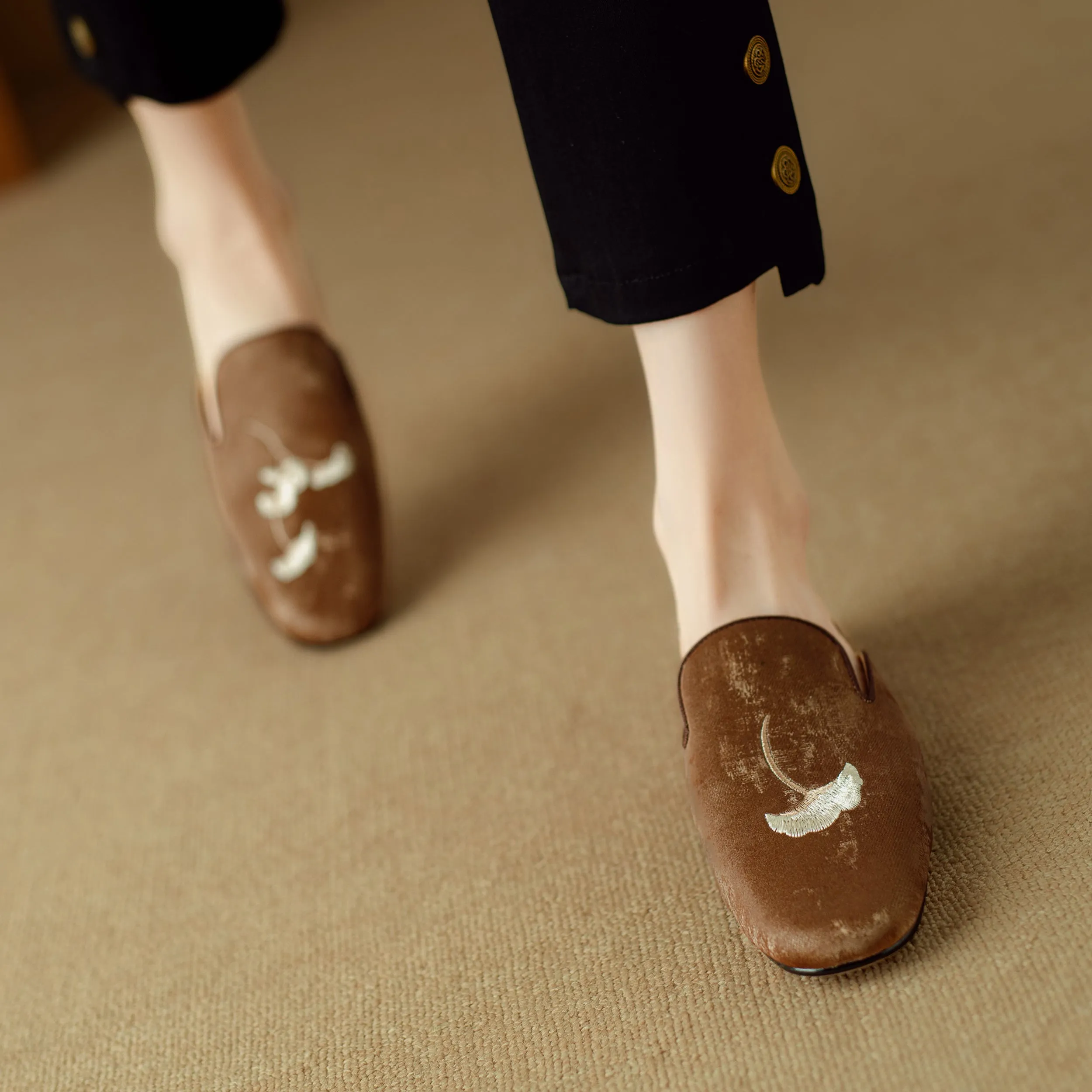 Flat Shoes Green With Hand Embroidered Leaf Velvet Mules