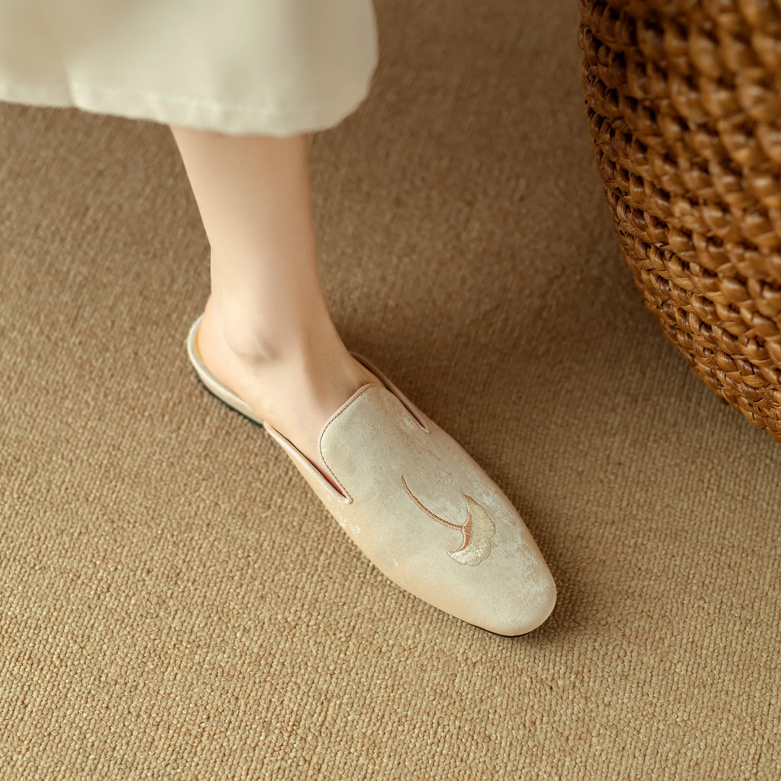 Flat Shoes Green With Hand Embroidered Leaf Velvet Mules