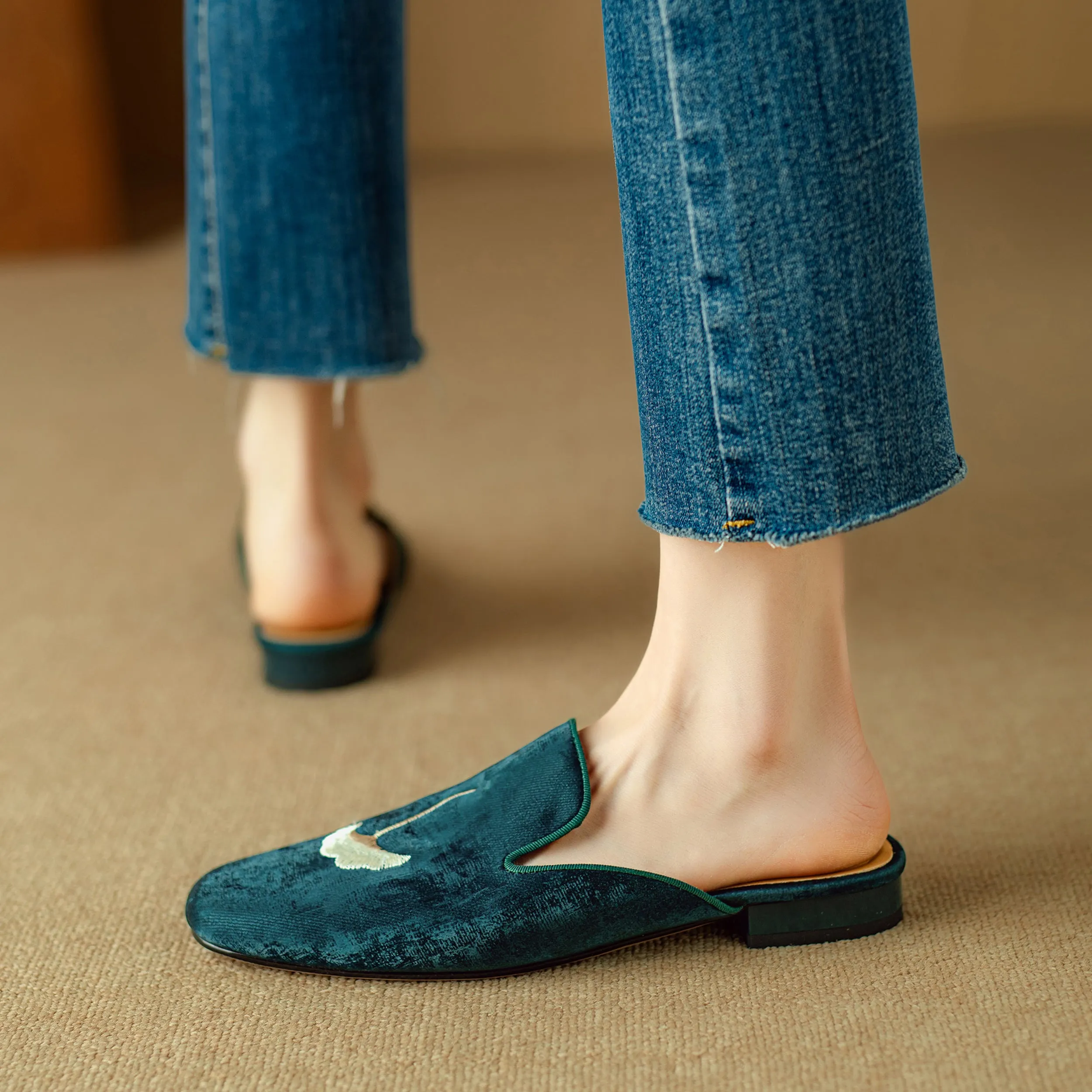 Flat Shoes Green With Hand Embroidered Leaf Velvet Mules