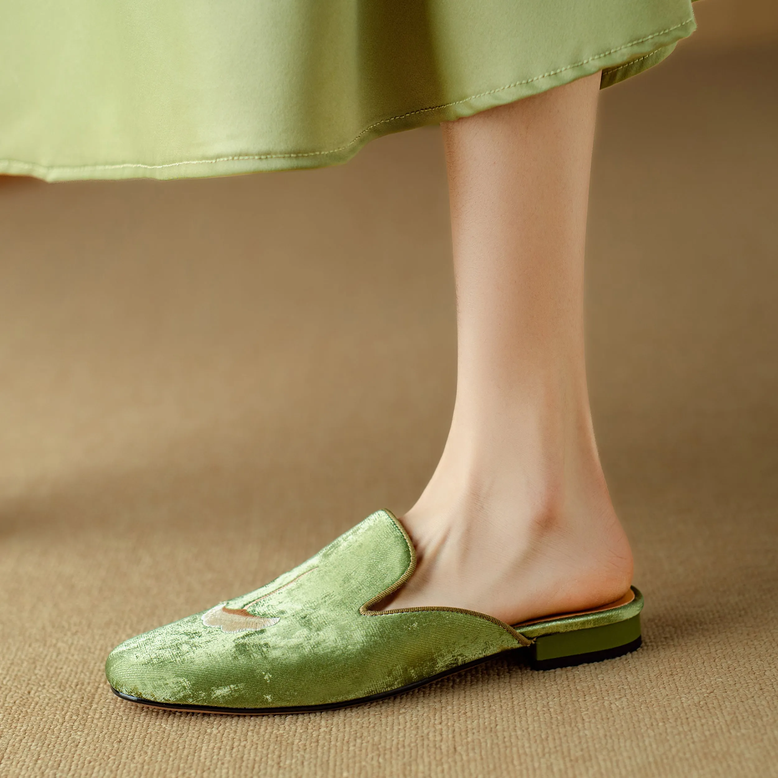 Flat Shoes Green With Hand Embroidered Leaf Velvet Mules
