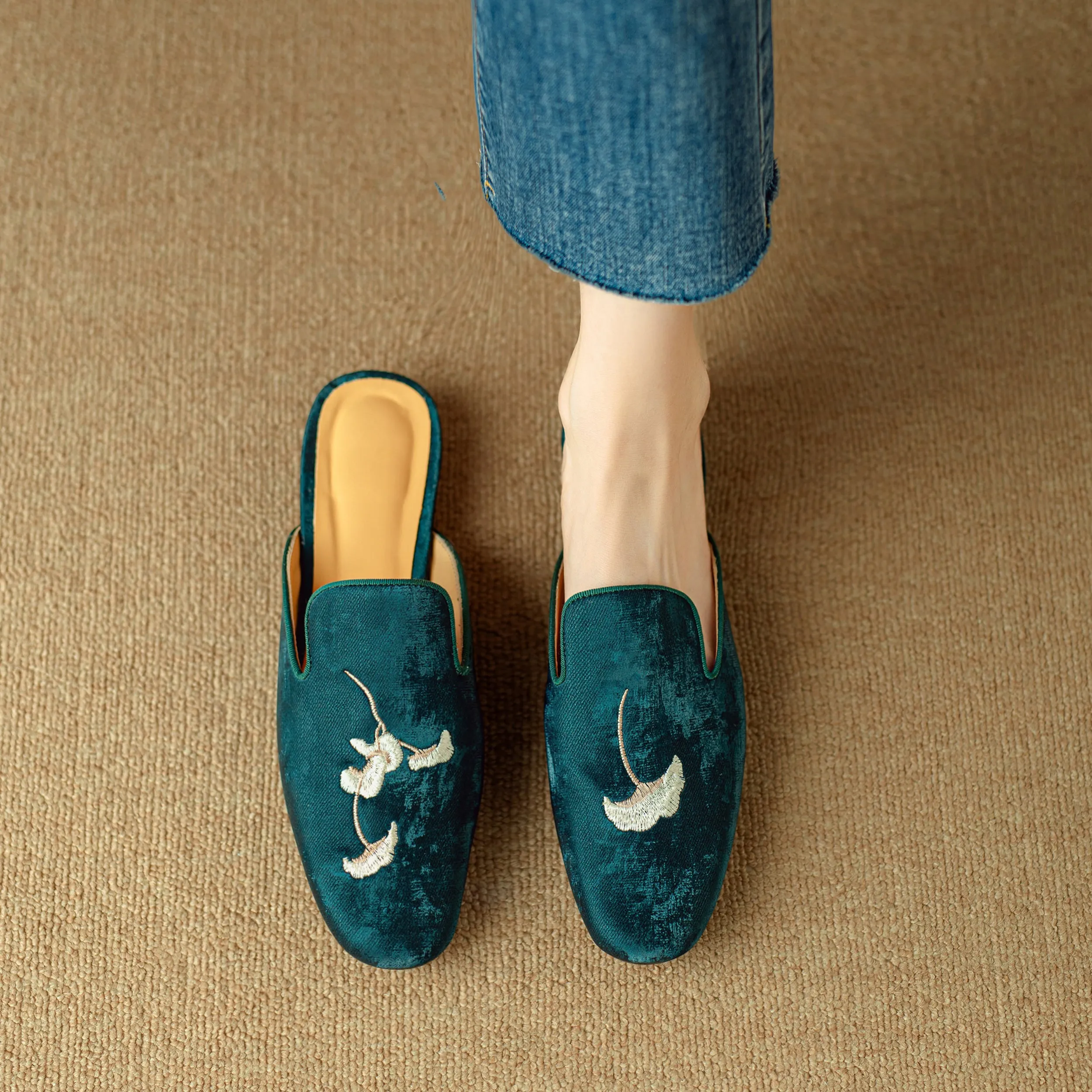 Flat Shoes Green With Hand Embroidered Leaf Velvet Mules