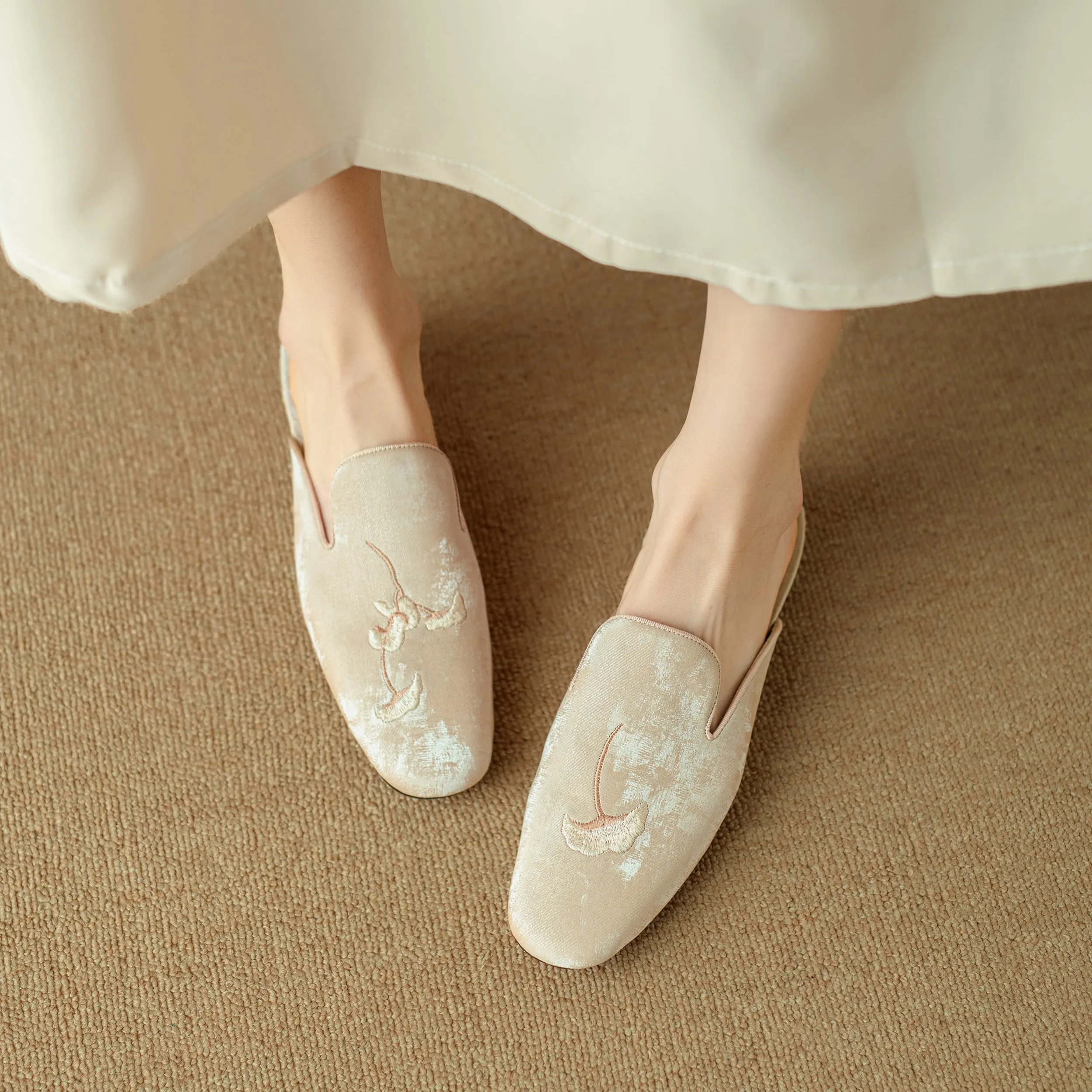 Flat Shoes Green With Hand Embroidered Leaf Velvet Mules